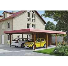 Dřevěný dvojitý carport se dvěma parkujícími auty před domem