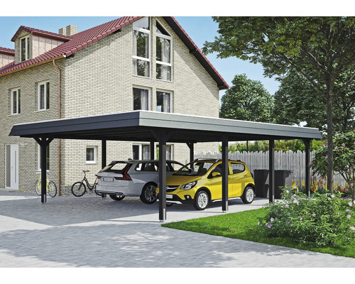 Dvojitý kovový přístřešek pro auto se dvěma parkujícími auty před domem