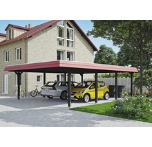 Dvojitý dřevěný přístřešek pro auto se dvěma zaparkovanými auty před domem.