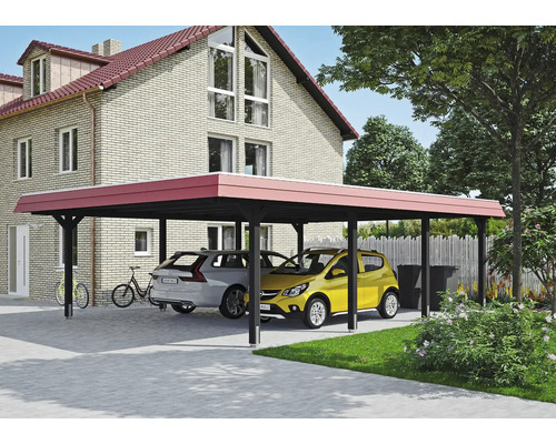 Dvojitý dřevěný přístřešek pro auto se dvěma zaparkovanými auty před domem.