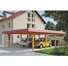 Dřevěný přístřešek pro auto se dvěma zaparkovanými auty před obytným domem.