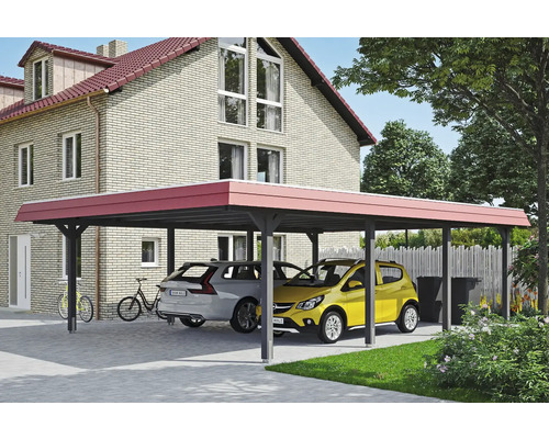 Přístřešek pro auto se dvěma zaparkovanými auty před domem