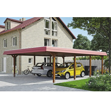 Dřevěný dvojitý carport se dvěma parkujícími auty před domem