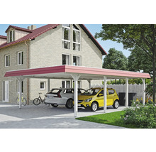 Dřevěný dvojitý carport se dvěma parkujícími auty před domem