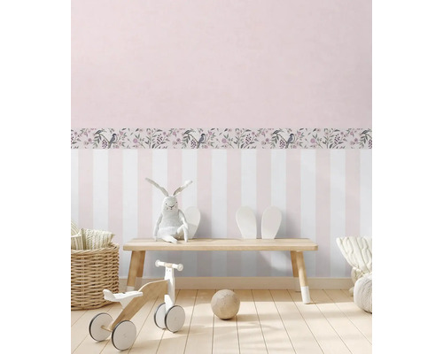 Dekorativní dětský pokoj s pruhovanou tapetou a bordurou s motivem ptáků a květin