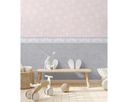 Dětský pokoj s tapetou, hračkami a lavicí