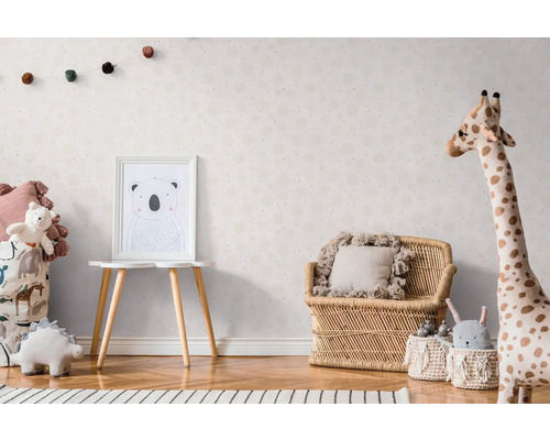 Dětský pokoj s nábytkem a dekoracemi ve skandinávském stylu, včetně obrázku, posezení a hraček.