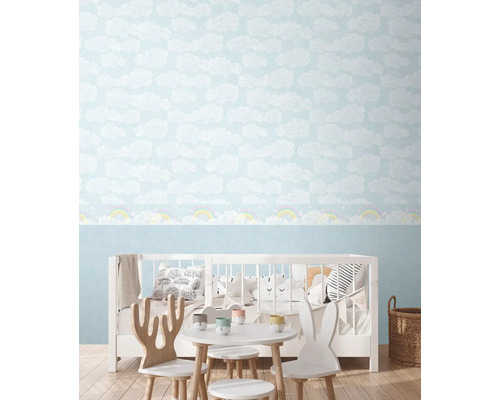 Dětský pokoj s tapetou s motivem oblaků a dětským nábytkem