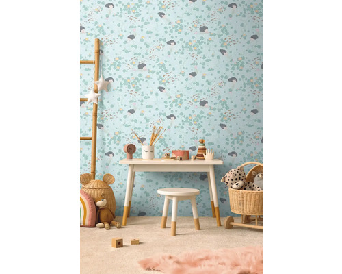 Dětský pokoj se stolem, židlí a tapetou s květinovým vzorem