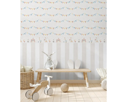 Dětský pokoj s tapetou s motivem cirkusu, dřevěnou lavicí a hračkami