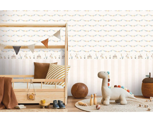 Dětský pokoj s postelí a tapetou s cirkusovými motivy