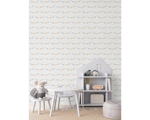 Dětský pokoj s tapetou se vzorem girlandy, stůl, židle a regál ve tvaru domu
