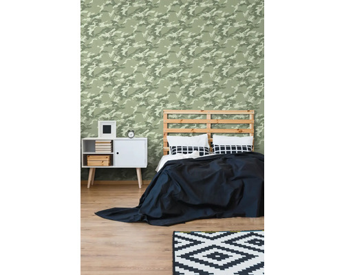 Ložnice s maskovací tapetou, postelí, nočním stolkem a kobercem