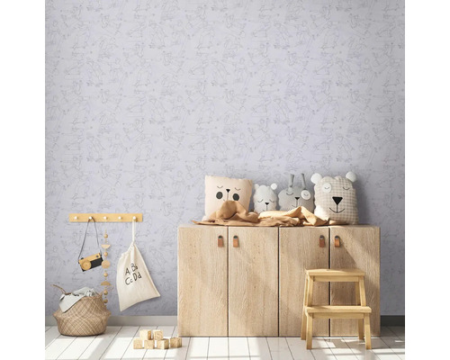 Dětský pokoj s tapetou se skateboardovým motivem, dřevěnou komodou a plyšovými hračkami