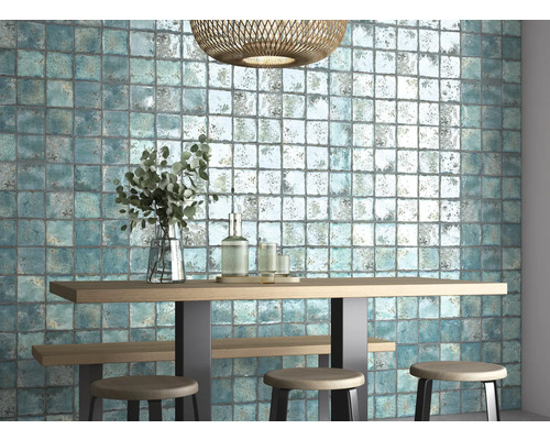 Dekorativní interiér s obkladačkami, dřevěným stolem a barovými stoličkami