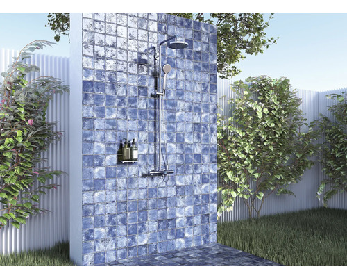 Venkovní sprcha s obloženou stěnou v zahradě