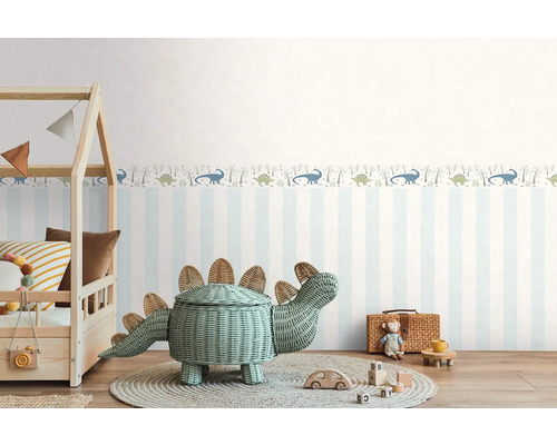 Dětský pokoj s pruhovanou tapetou, dinosauří bordurou, hrací postelí a košem ve tvaru dinosaura