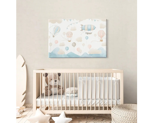 Dětský pokoj s dětskou postýlkou a nástěnnou malbou s motivy balónků a vzducholodí