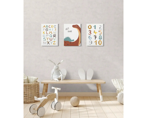 Dekorace dětského pokoje s nástěnnými malbami s abecedou, dinosaury a čísly nad dřevěnou lavicí s hračkami