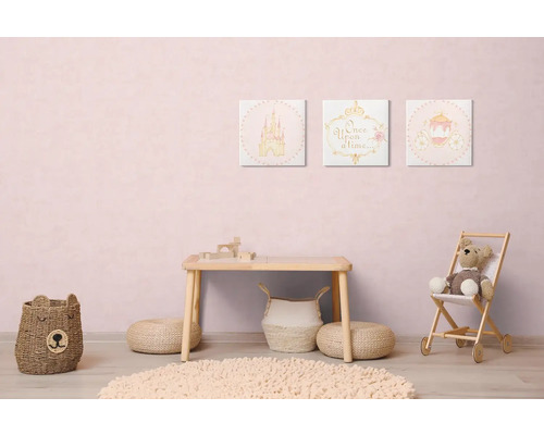 Dětský pokoj se stolem, košíkem ve tvaru medvěda a nástěnnými malbami s motivem zámku, kočáru a pohádek