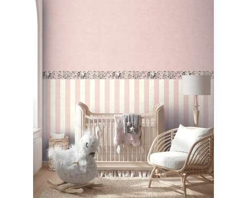 Dětský pokoj s postýlkou, houpacím koněm, křeslem a pruhovanou tapetou s bordurou