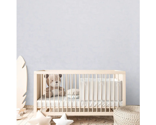 Dětský pokoj s postýlkou, medvídkem a dekorací