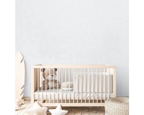 Dětský pokoj s dětskou postýlkou, medvídkem a dekoracemi