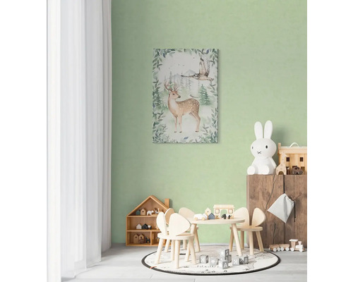 Světlá dětský pokoj s nástěnnou malbou jelena a sovy nad dětským stolem