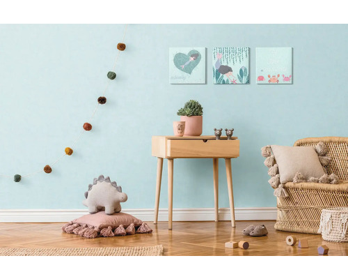 Dětský pokoj s dekorací, příručním stolkem a posezením