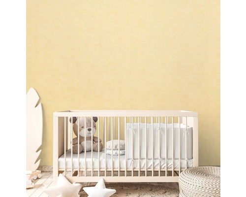 Dětský pokoj s postýlkou, plyšovým medvědem a dekorací