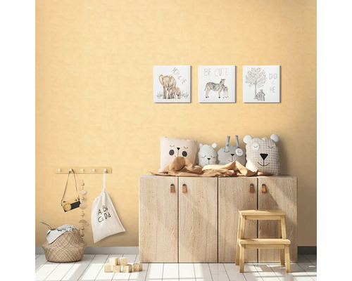 Dětský pokoj s dřevěnou skříňkou, nástěnnými obrazy, polštáři a hračkami pro útulnou atmosféru