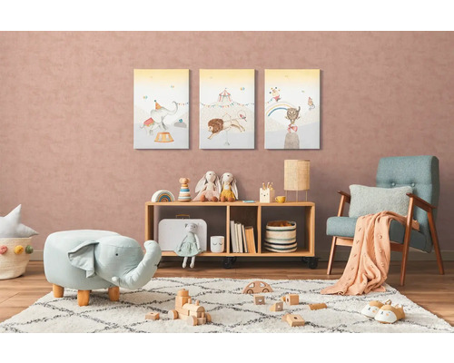 Dětský pokoj s nástěnnými malbami cirkusových zvířat, dřevěnou policí, hračkami a kobercem