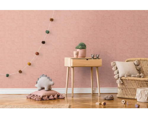 Dětský pokoj s dřevěným psacím stolem, proutěným křeslem a dekorativními prvky