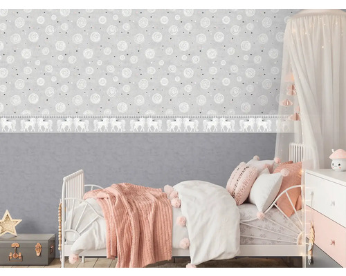 Dětský pokoj s postelí, nočním stolkem a tapetou s růžovým vzorem a bordurou s koňským motivem.