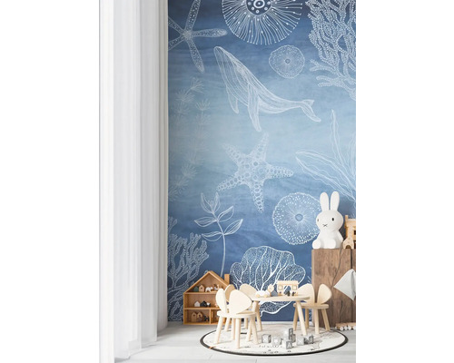 Dětský pokoj s nástěnnou malbou, dětským stolem a židlemi