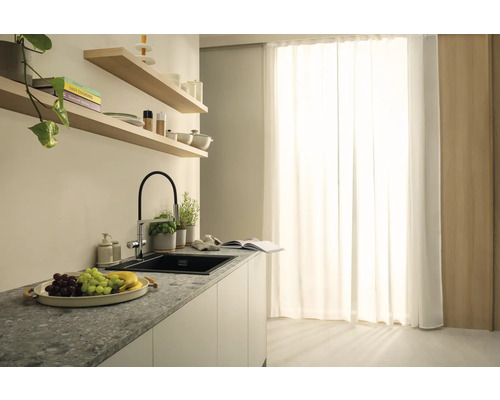 Kuchyňská scéna s umyvadlem, baterií, pracovní deskou a policemi