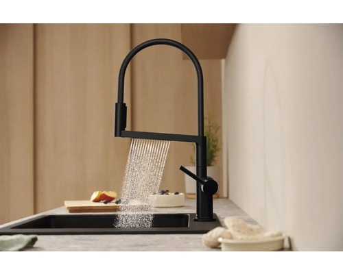 Kuchyňská baterie s výtokem vody v moderním kuchyňském designu