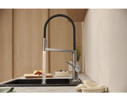 Kuchyňská baterie s otočným výtokem a proudem vody nad dřezem