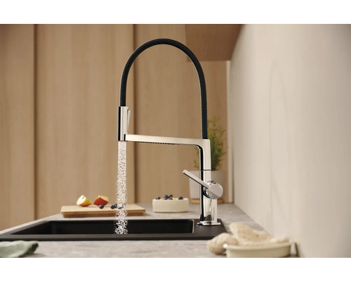 Kuchyňská baterie s výtokem a proudem vody v moderní kuchyni