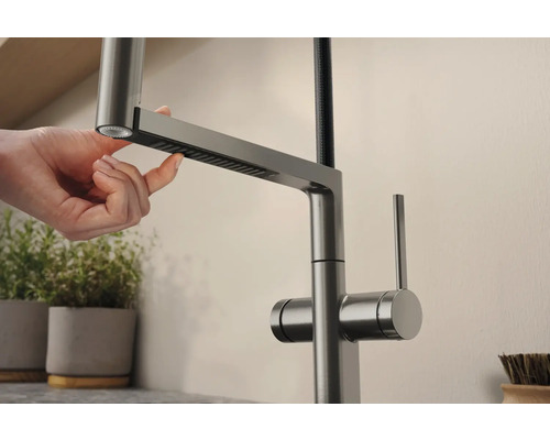 Kuchyňská baterie s výsuvnou sprchou v moderním designu