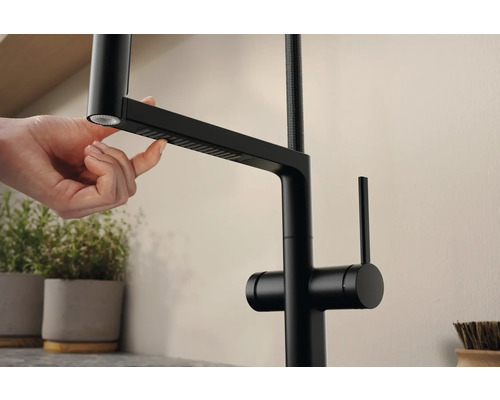 Černá kuchyňská baterie s výsuvnou sprchou