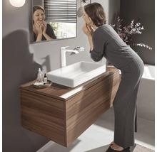 Moderní koupelna s umyvadlem, umyvadlovou mísou a zrcadlem