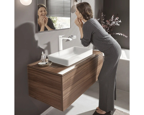 Moderní koupelna s umyvadlem, umyvadlovou mísou a zrcadlem