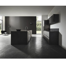 Moderní kuchyně s kuchyňským ostrůvkem, dřezem a minimalistickým designem