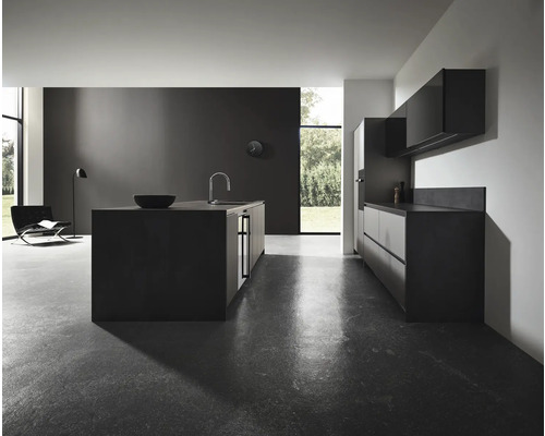 Moderní kuchyně s kuchyňským ostrůvkem, dřezem a minimalistickým designem