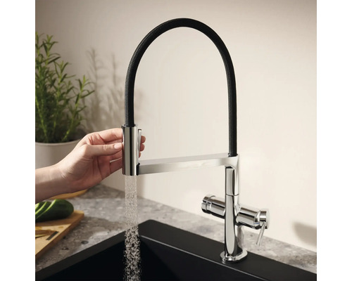 Kuchyňská baterie s otočným výtokem a tekoucí vodou