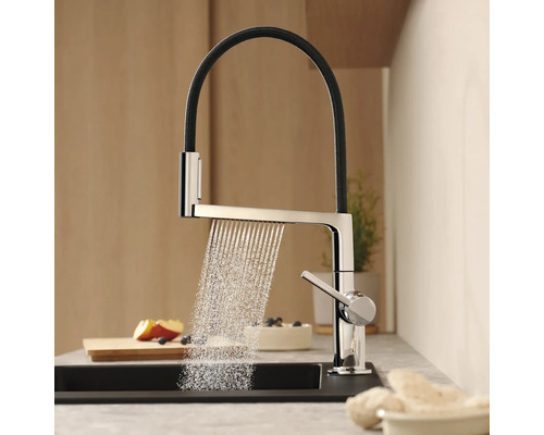 Kuchyňská scéna s dřezovou baterií s výsuvnou sprchou