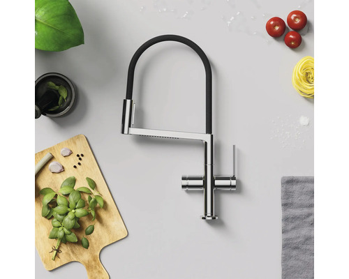 Kuchyňská baterie s flexibilním výtokem a ingrediencemi