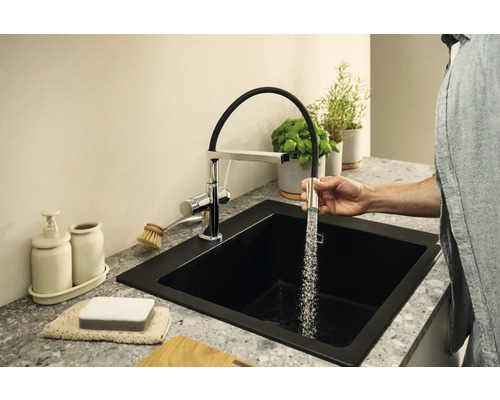 Kuchyňská scéna s černým dřezem a baterií s výsuvnou sprchou