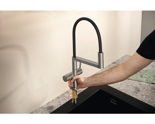 Kuchyňská baterie s výsuvnou sprchou se montuje na umyvadlový stůl